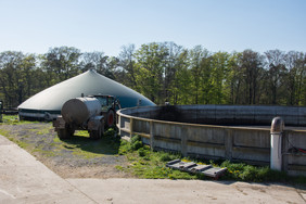 Biogasanlage mit offenem Güllelager Foto: stock.adobe.com / Greenpapillion