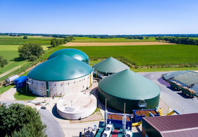 Praxistaugliche und zukunftsweisende Betriebsmodelle für landwirtschaftliche Biogasanlage identifizieren (©Countrypixel - stock.adobe.com)
